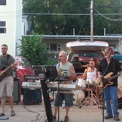 Jangalang (l. to.r.) Garrett McCart (lead guitar, vocals); Terry McCart (keyboards, vocals); Sam Hopper (drums); and Dave Folger (bass guitar, vocals)